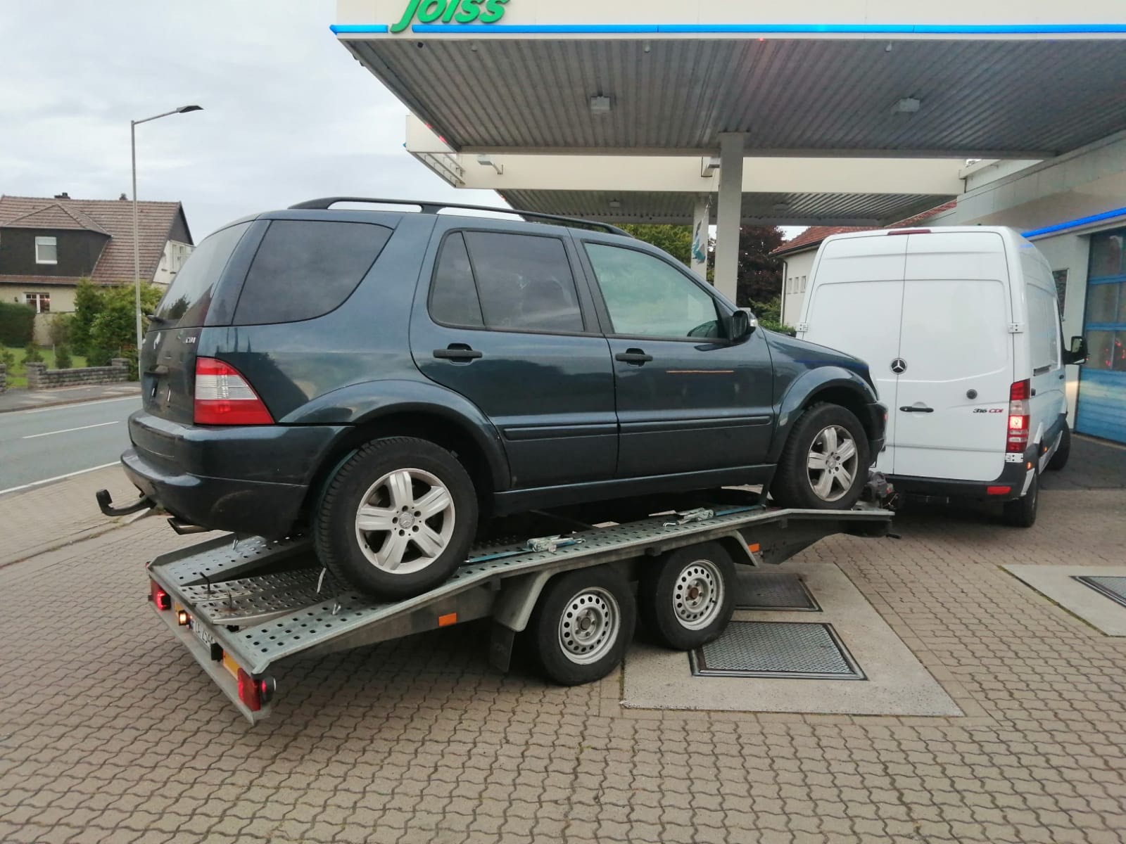 Auto wiezione na lawecie