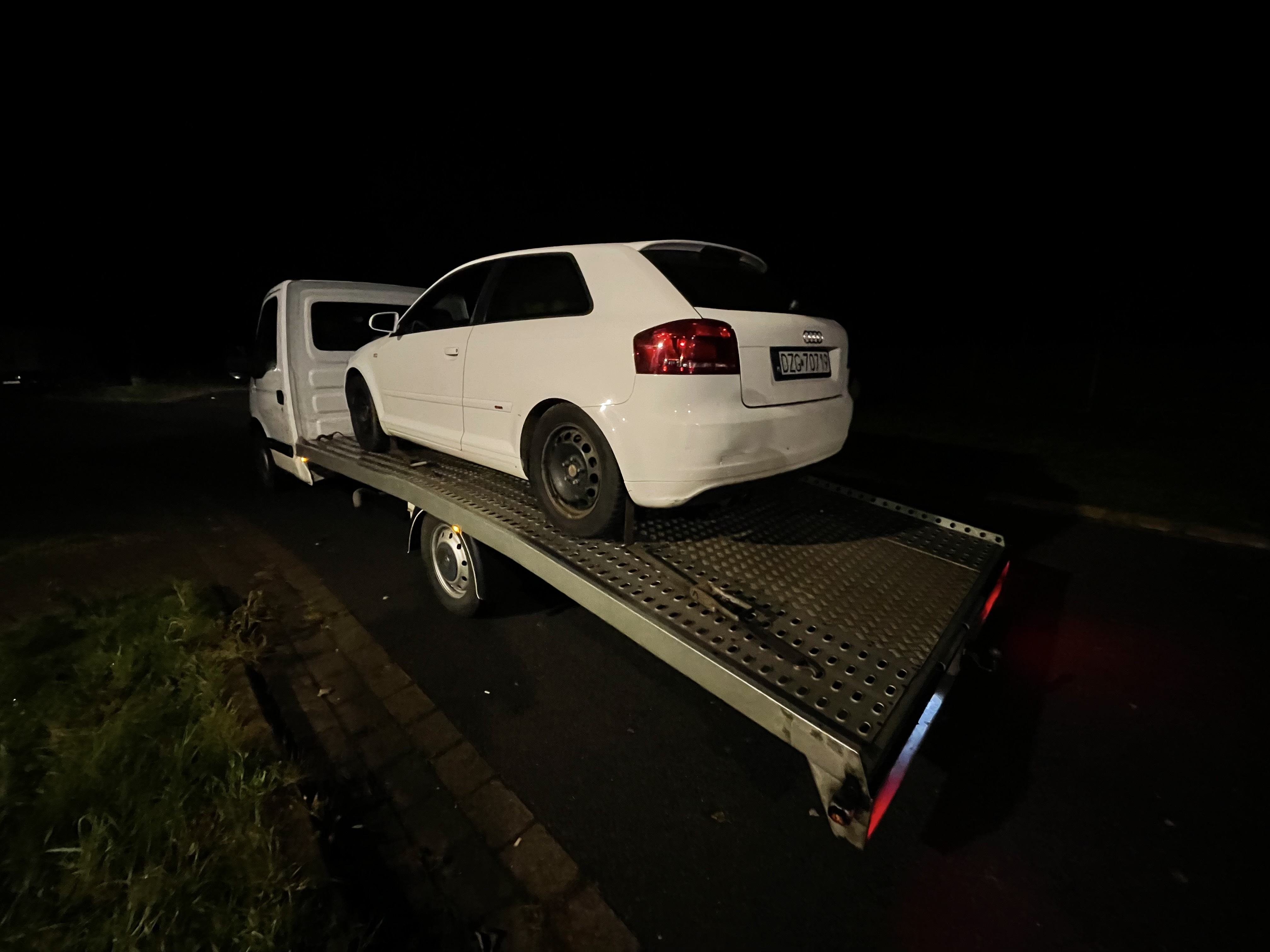 Auto wiezione na lawecie nocą
