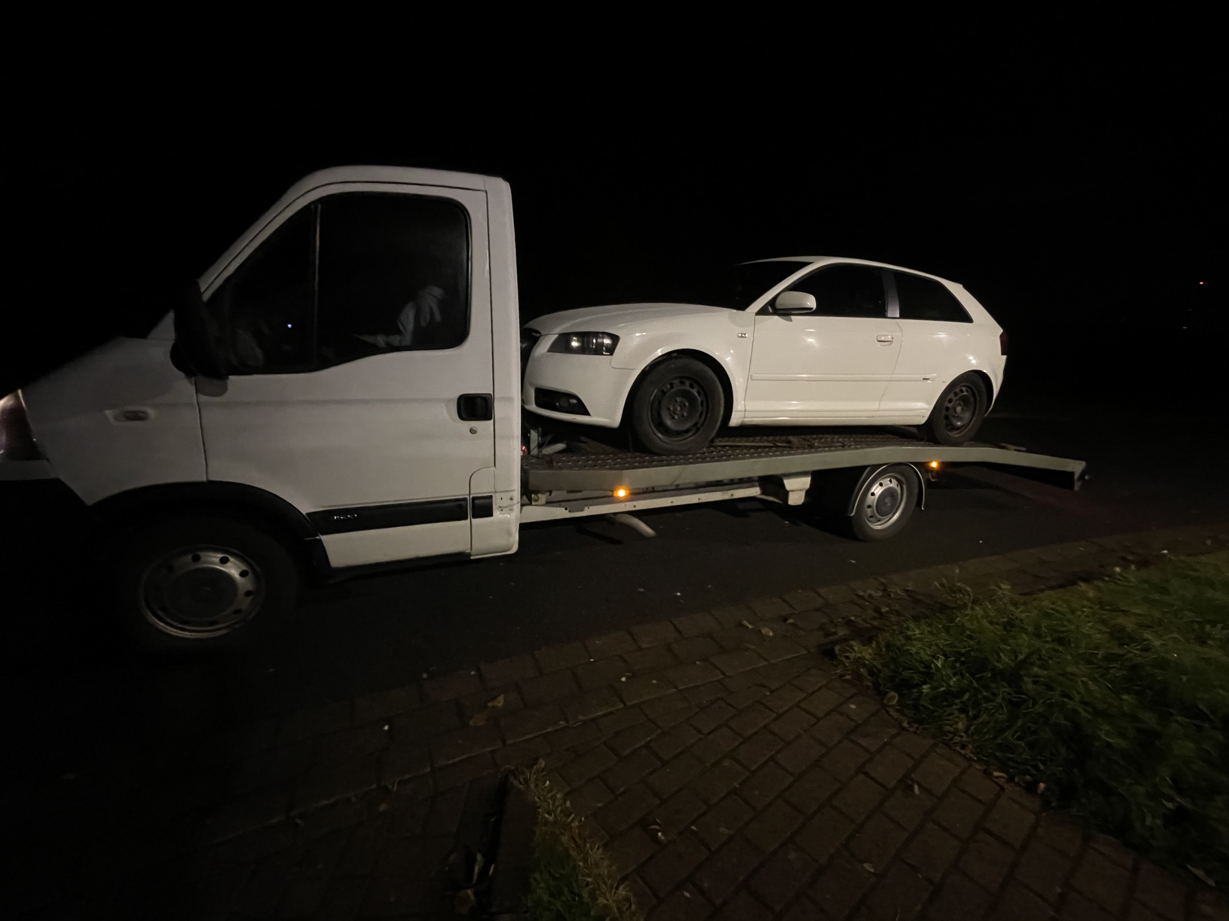 Auto numer 2 wiezione na lawecie nocą